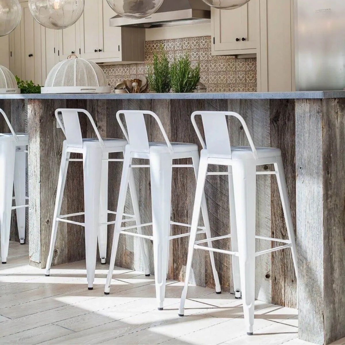 A praticidade das banquetas: escolha o modelo ideal para sua cozinha