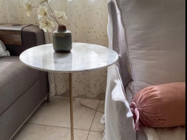 Mesas laterais: elementos de apoio que marcam presença