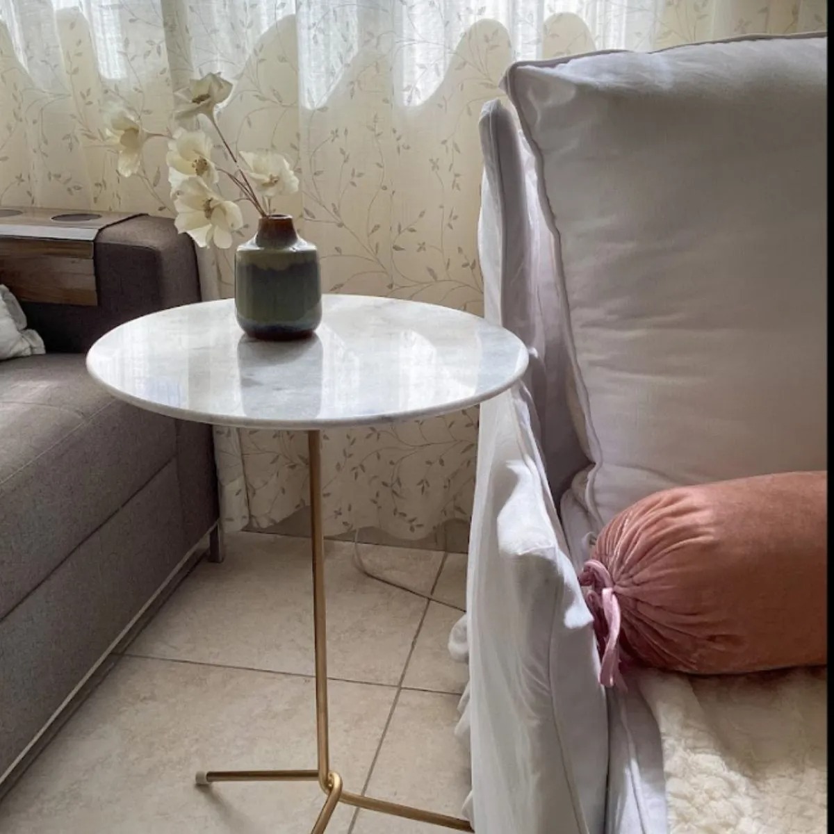 Mesas laterais: elementos de apoio que marcam presença