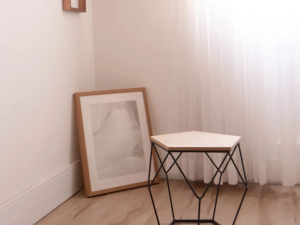 Estética e funcionalidade: mesas de apoio na decoração